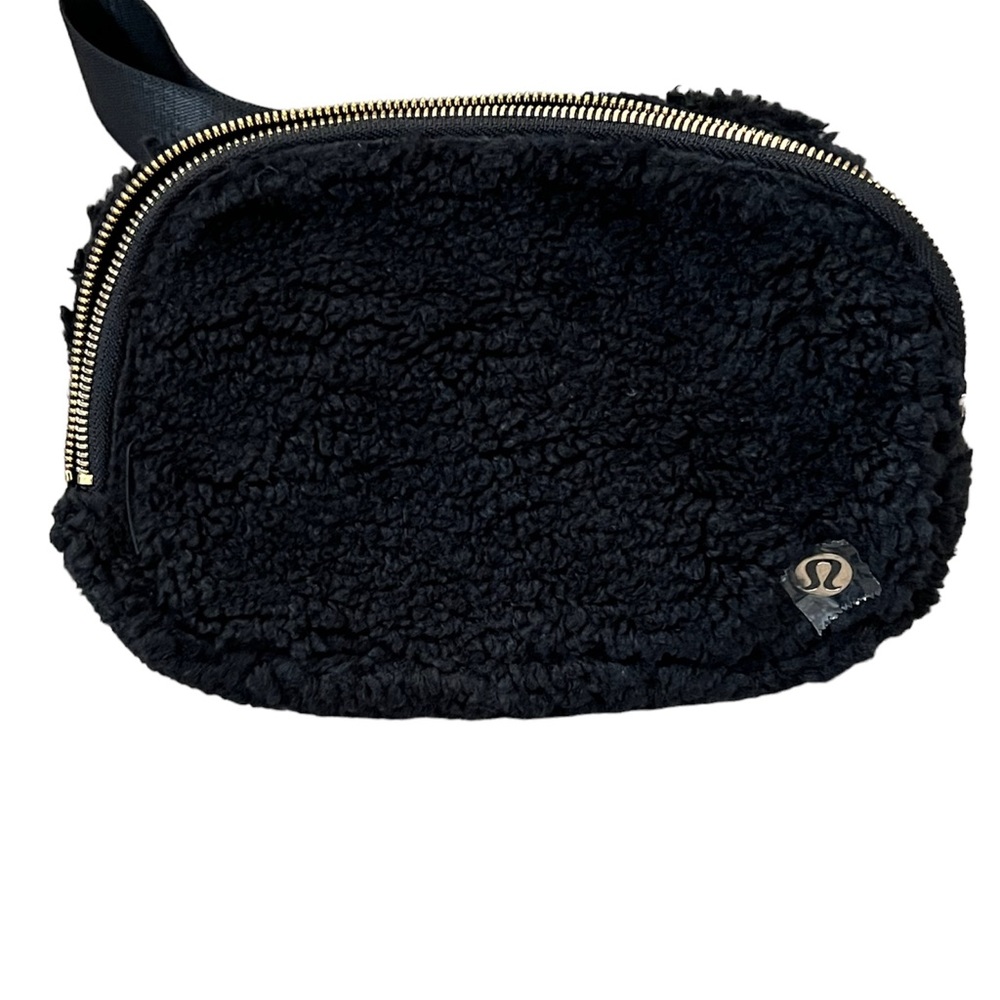NWT Lululemon Everywhere Fleece Belt Bag Black Fanny Pack Travel Purse - In hand